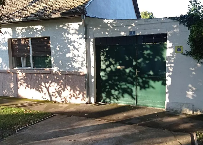 ホームステイ Sobe Ana ソンボル