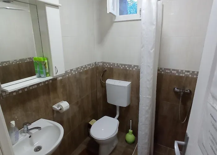 ホームステイ Sobe Ana ソンボル